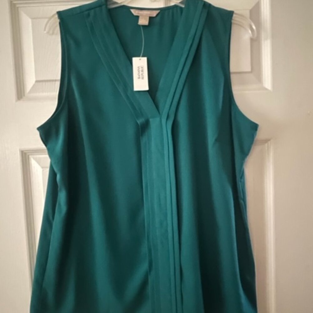 BANANA REPUBLIC soft green emerald pleat tank, L
